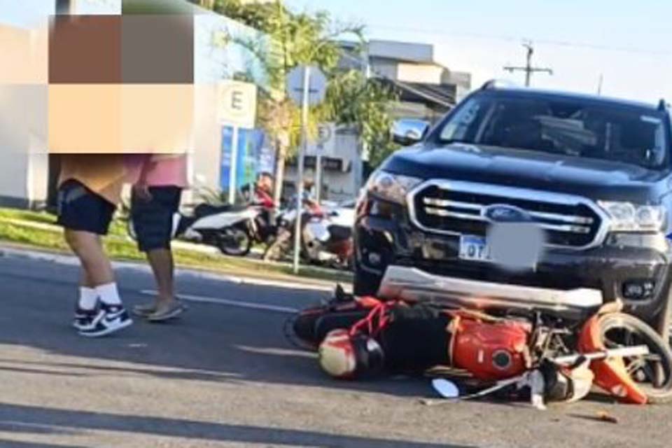 Mototaxista fica ferido após ser atingido por caminhonete em Ji-Paraná