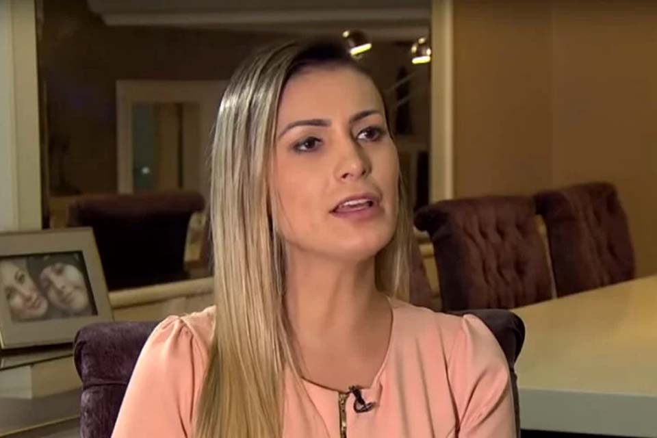 Andressa Urach chora e pede para Edir Macedo parar com fogueira santa: 'Crime'