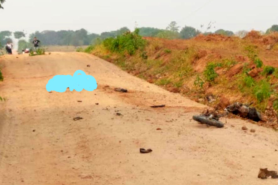 Motocicleta parte ao meio ao colidir contra caminhão e jovem morre na zona rural 