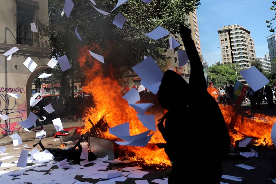 Protestos no Chile continuam; autoridades decretam novo toque de recolher