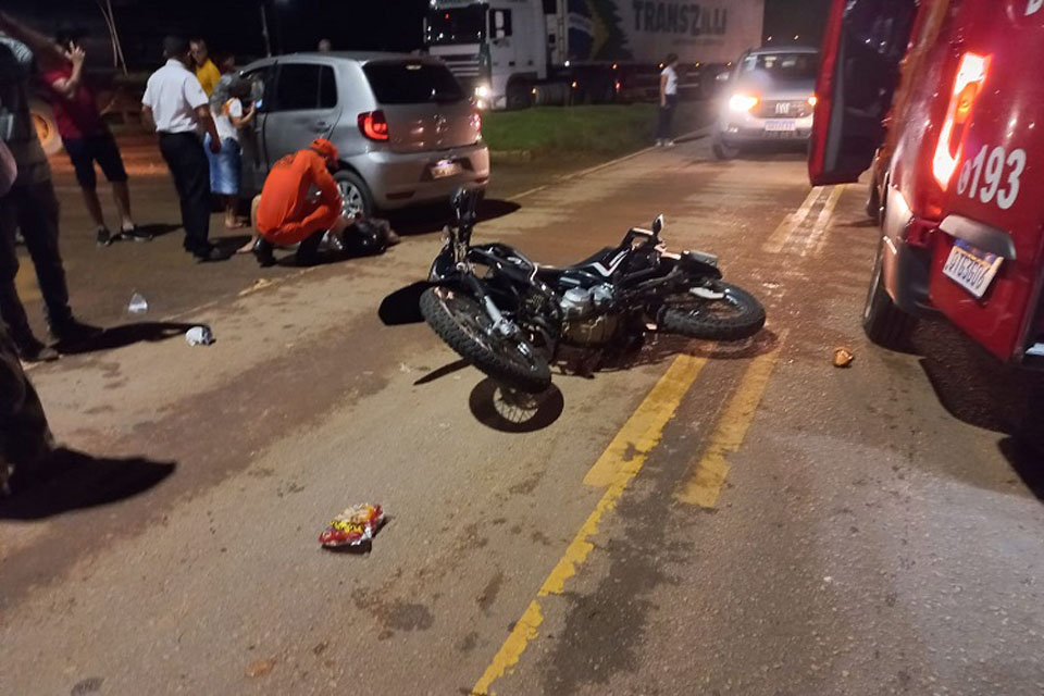  Motociclista fica gravemente ferida após colidir em carro na BR-364