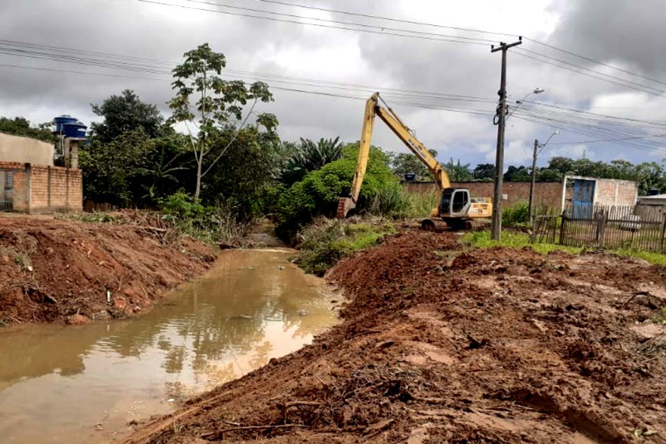 Prefeitura de Porto Velho atende moradores e realiza limpeza de canal no bairro Floresta