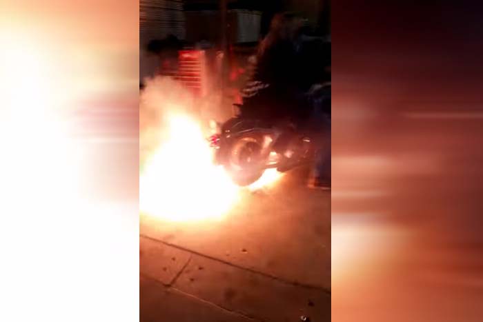 Motoqueiro acelera moto até pneu pegar fogo 