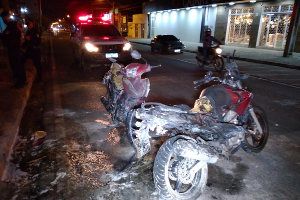 Motocicletas ficam destruídas ao incendiarem após colisão em semáforo