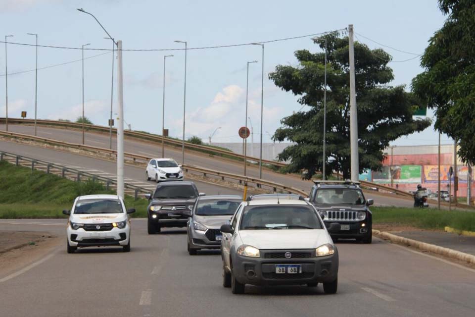 Prazo para regularizar licenciamento anual de veículos com placa final 8 segue até dia 30 de agosto