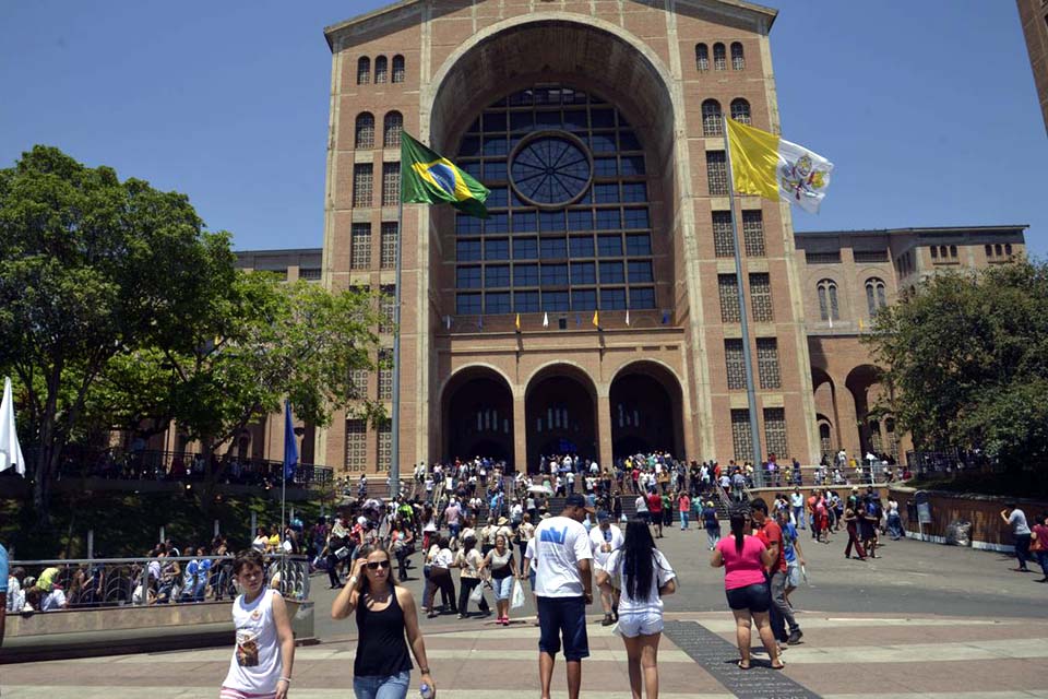 Santuário de Aparecida volta a receber fiéis após quatro meses fechado