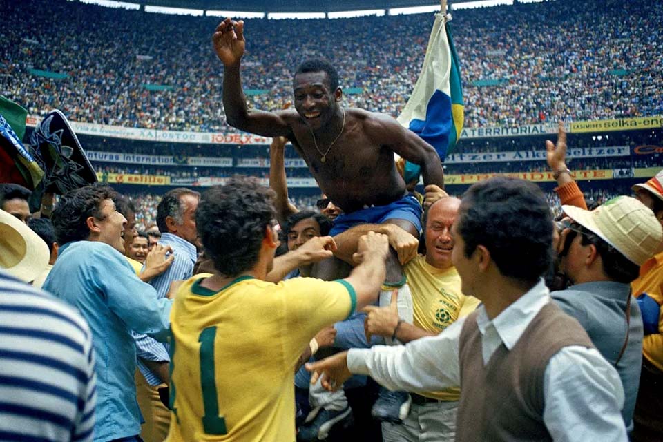 Pelé, maior jogador da história, primeiro e único Rei do futebol, morre aos 82 anos