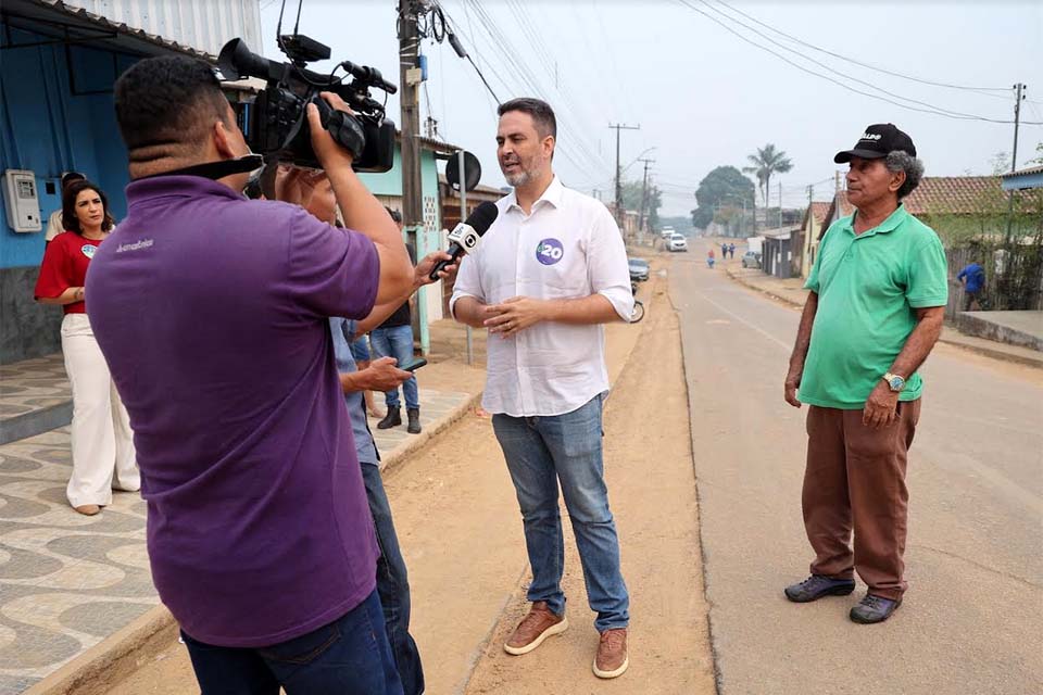 Programa eleitoral de Léo mostra “corte” de ruas com asfalto novo para instalação de tubulações