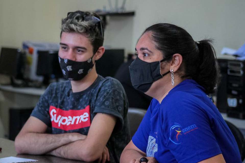 Professora do Estado intensifica treinamento on-line para pré-vestibular comunitário