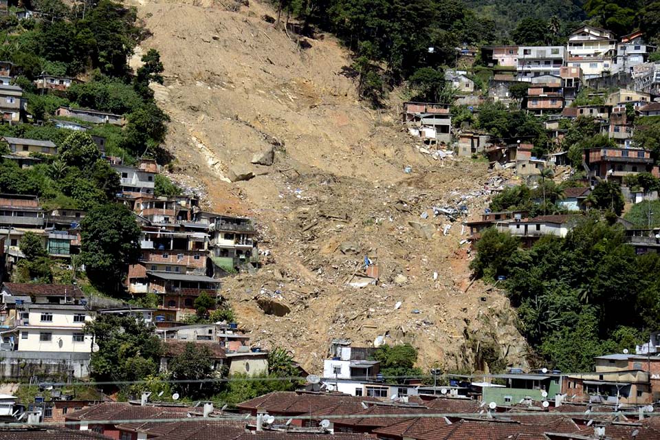 Quase 4 milhões de pessoas vivem em áreas de risco no Brasil 