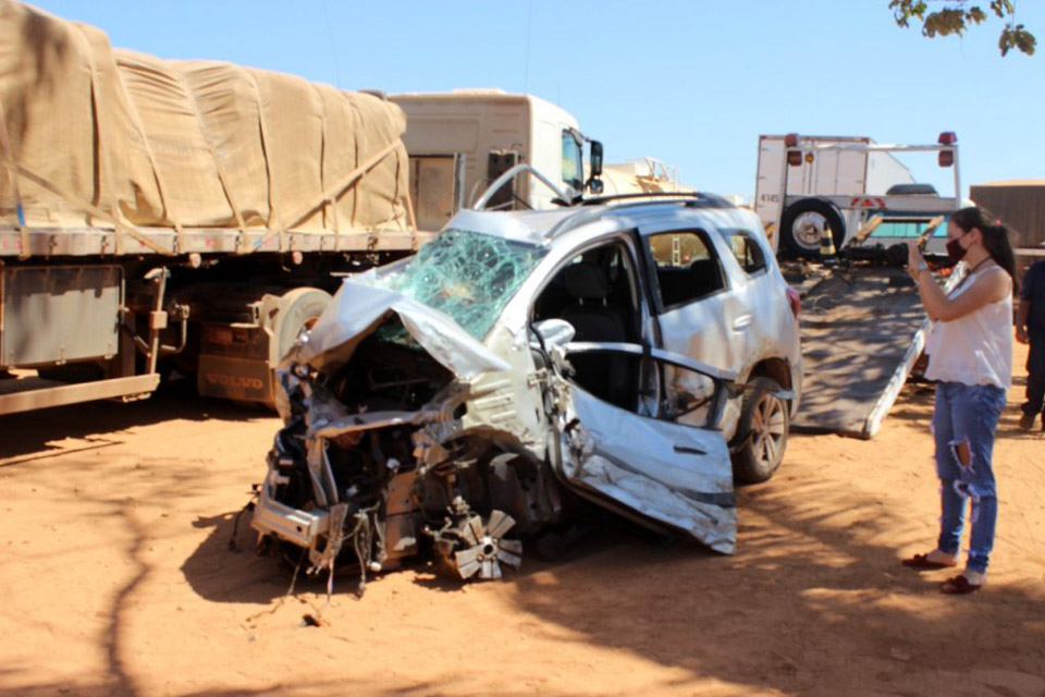 Colisão entre carro e bi trem na BR 364 deixa um morto e outro em estado grave