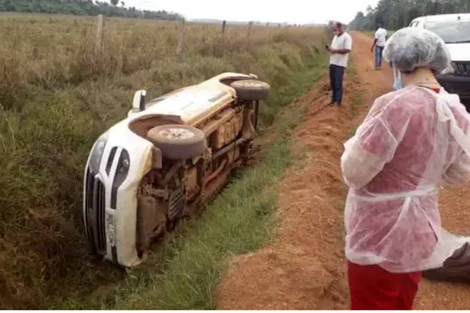 Médico, enfermeira e motorista ficam feridos após carro capotar 