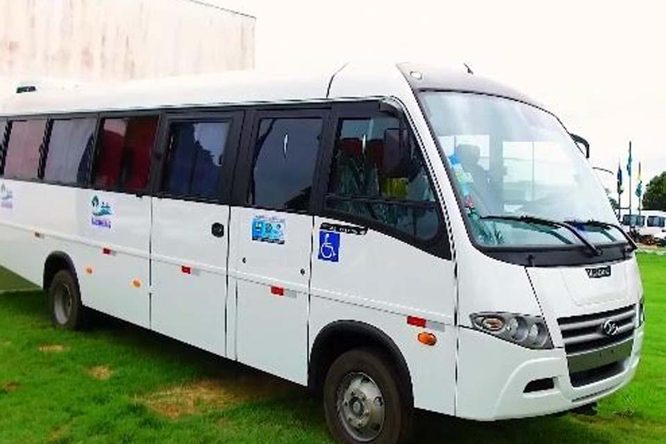 Micro-ônibus para o transporte de pacientes de Castanheiras é entregue para secretária de saúde