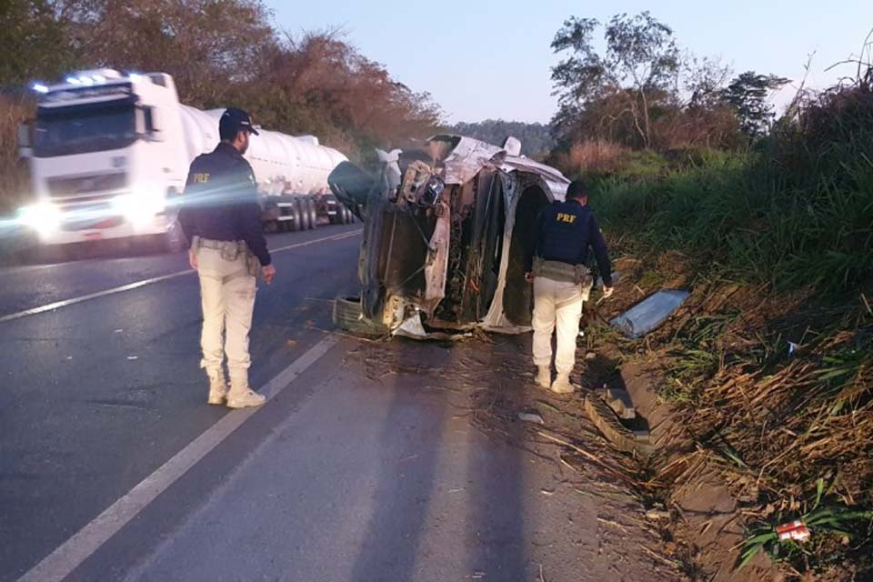 Trio que retornava de evento em Ji-Paraná capota caminhonete na BR-364