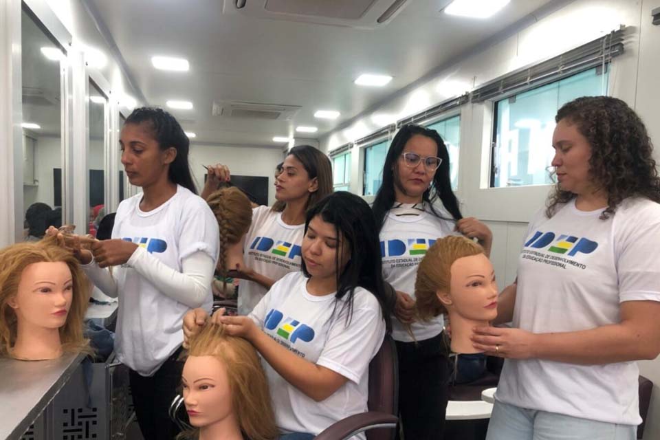 Alunas da Escola Móvel de Imagem Pessoal do Idep atendem durante ação realizada nesta sexta-feira, 26, em Porto Velho