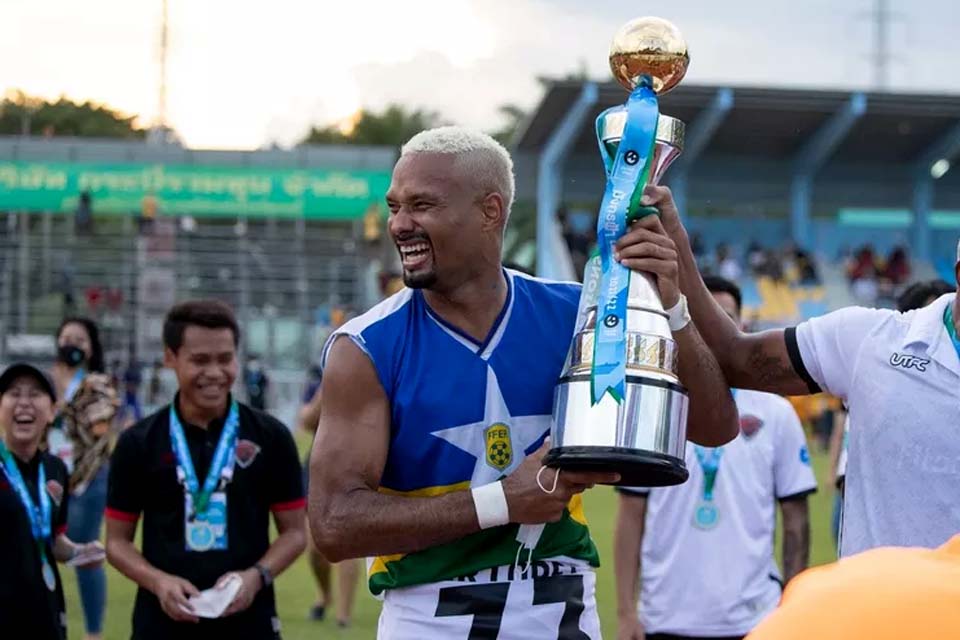 Jogando em clube na Tailândia, zagueiro rondoniense comemora título com bandeira do estado