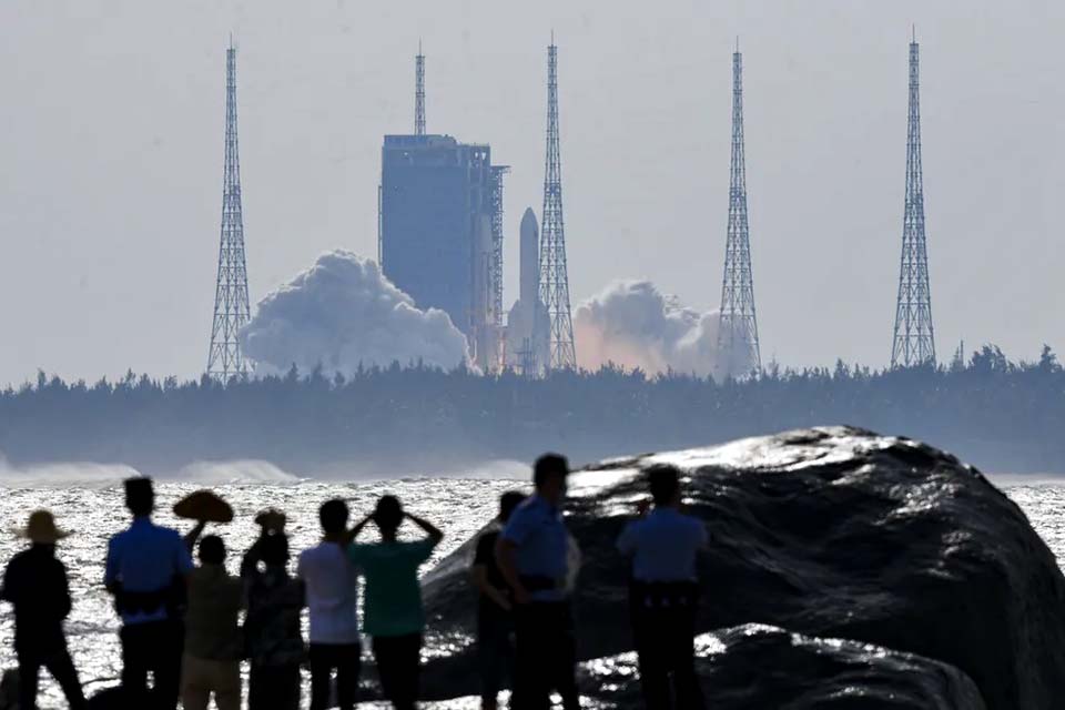 Foguete chinês descontrolado cai em direção da Espanha, que fecha parte do espaço aéreo