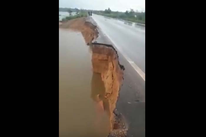 VÍDEO – Enchente no Madeira provoca erosão em trecho da BR-364 que liga Rondônia ao Acre