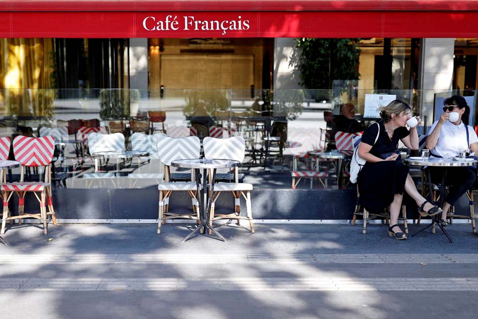 Alerta máximo contra covid-19 ameaça fechar restaurantes de Paris