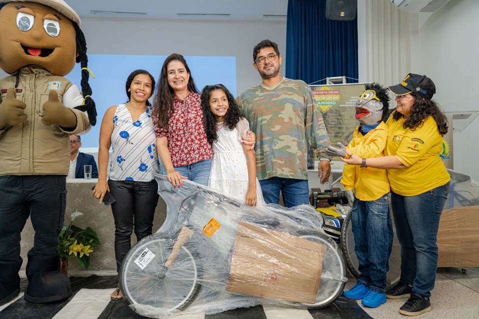 Prefeitura entrega premiação aos alunos vencedores do concurso alusivo ao “Maio Amarelo”