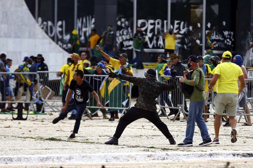 PGR pede que redes sociais informem se denunciados pelo 8 de janeiro seguem perfis de Bolsonaro