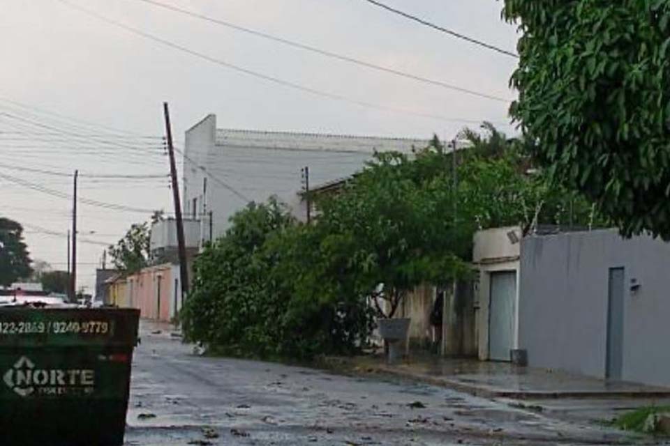 Frente fria provoca temporal e até chuva com granizo em Rondônia