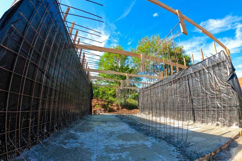 Ponte de madeira na Rua Afonso José no setor 4 é substituída por galeria de concreto