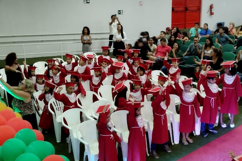 Prefeitura realiza formatura dos alunos das escolas Maria Ramos do Amaral Crivelli e Emanuel Osvaldo Moreira