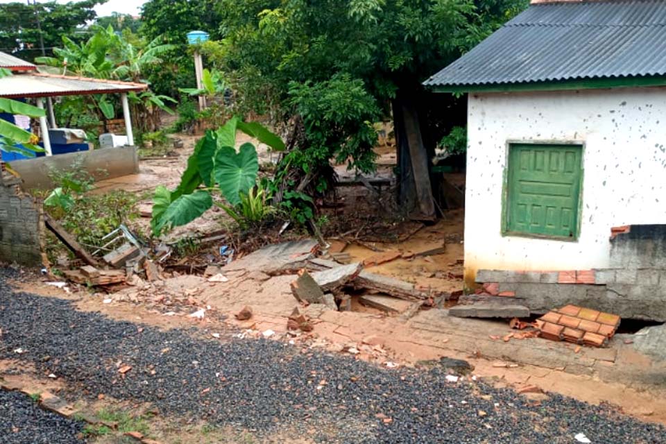 Residências são inundadas após forte chuva e moradores reclamam de construção de galeria