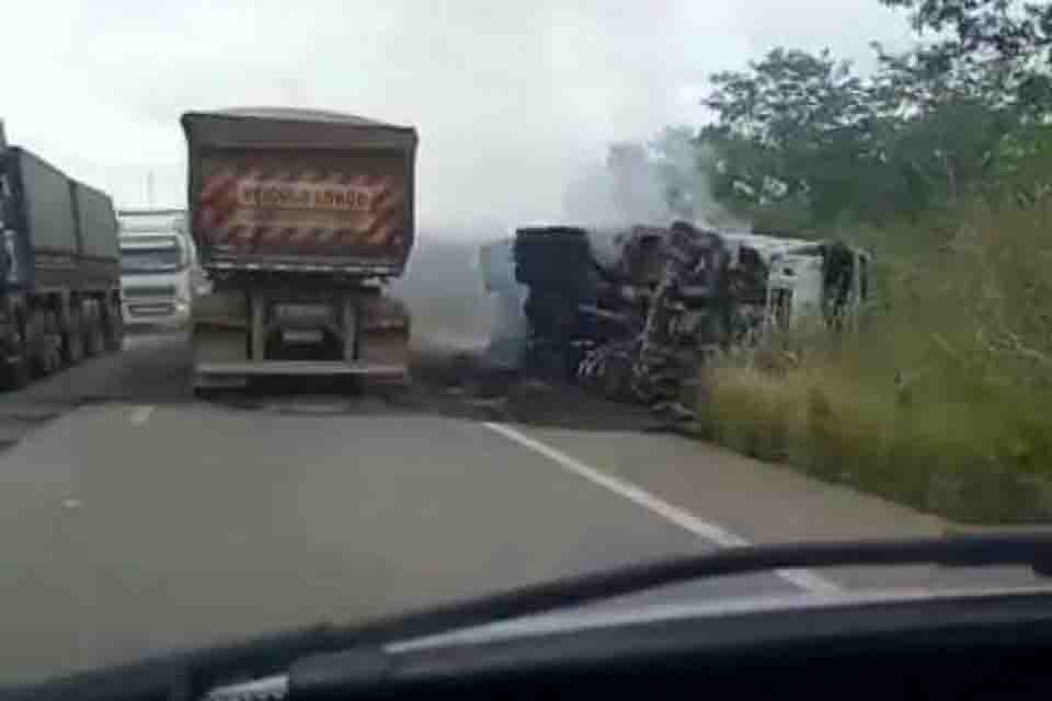 Carreta tomba ao tentar desviar de buraco às margens da BR-364