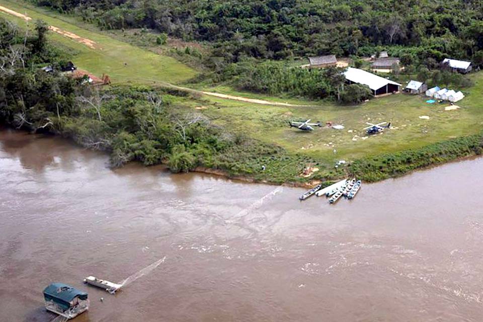 Força Aérea e Ministério da Saúde entregam remédios a comunidades ribeirinhas no Amazonas