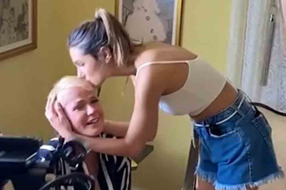 Xuxa se emociona ao lado de Sasha em visita a Santa Rosa, cidade onde cresceu