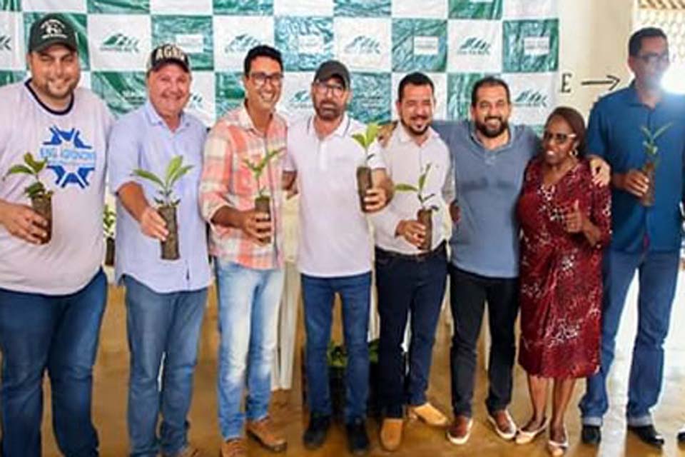 Prefeito Alex Testoni participa da entrega de mudas de café clonal no Distrito Rondominas