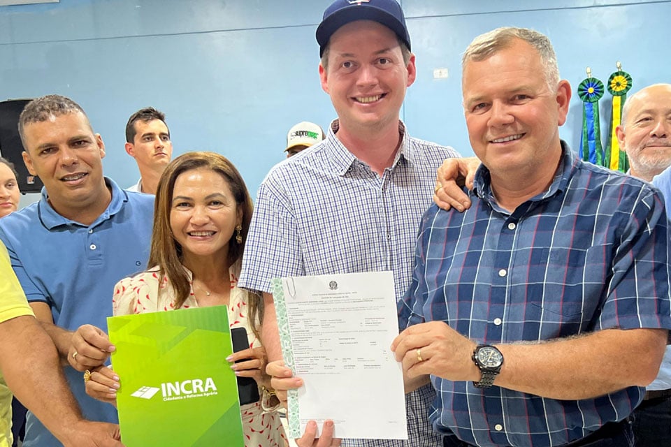 Lúcio Mosquini destaca a força do agronegócio e entrega títulos de terra em Machadinho do Oeste