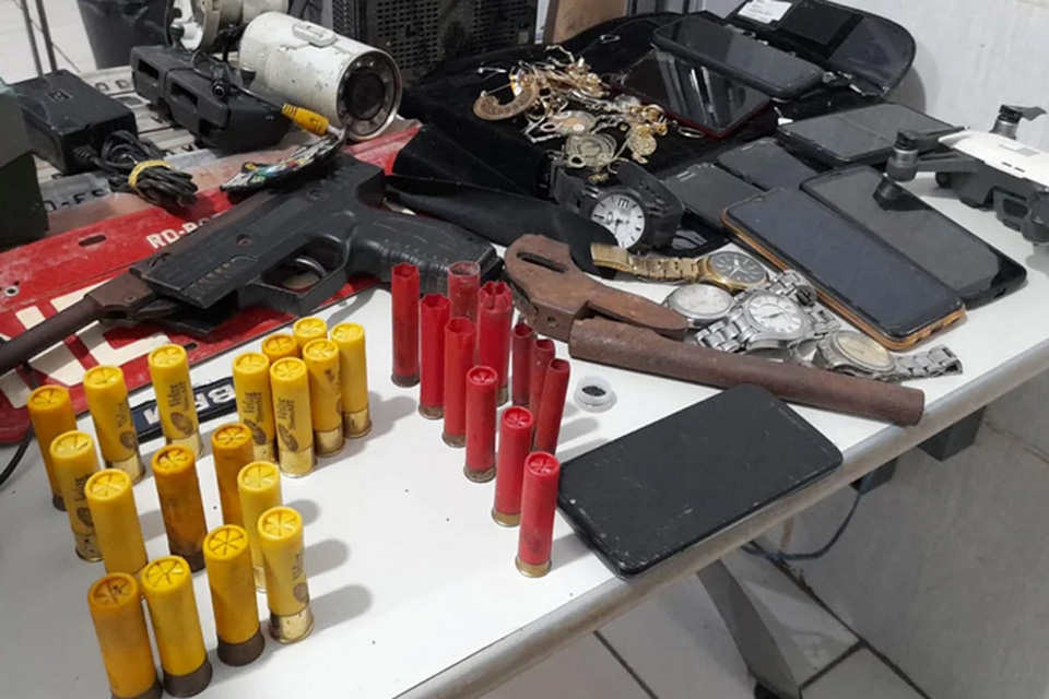 Jovem é preso em residência usada para fabricar armas 