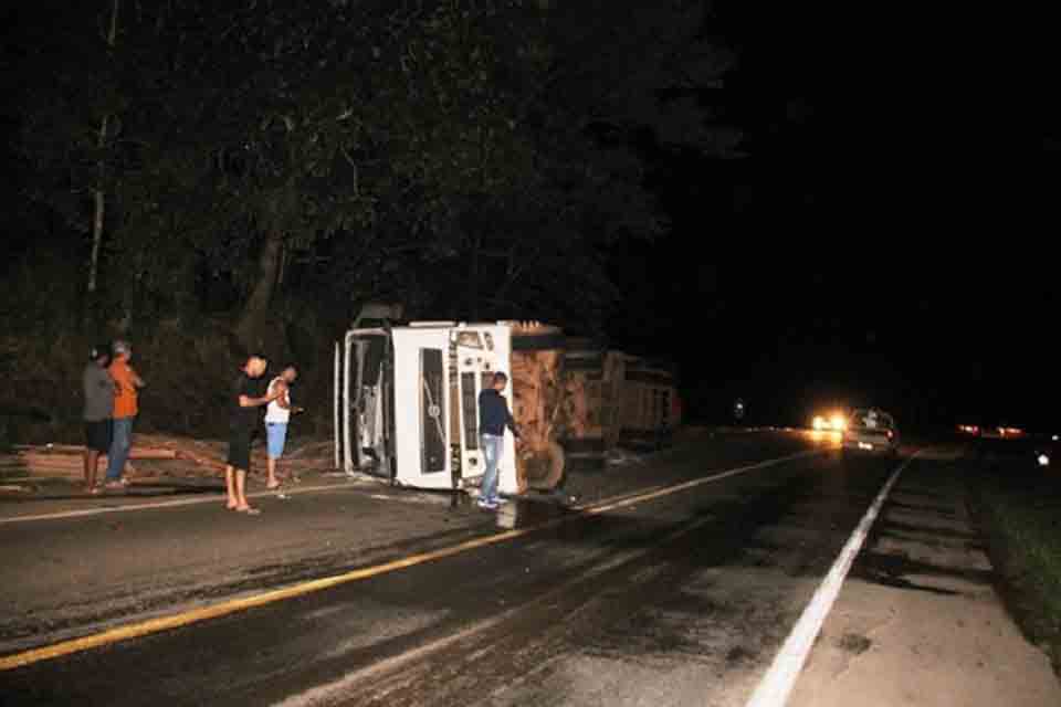 Ao desviar de ciclista, motorista tomba carreta na BR-364