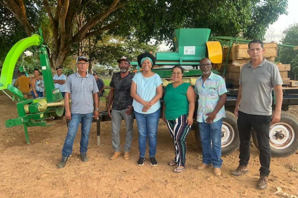 Sílvia Cristina faz a entrega de implementos agrícolas para associação em Cacaulândia