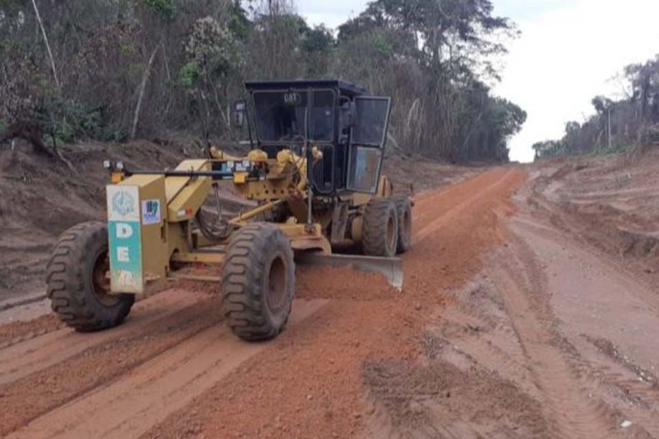 Secretaria de obras trabalha na recuperação de estradas vicinais nas linhas 50 e 96 - Setor Abacaxi