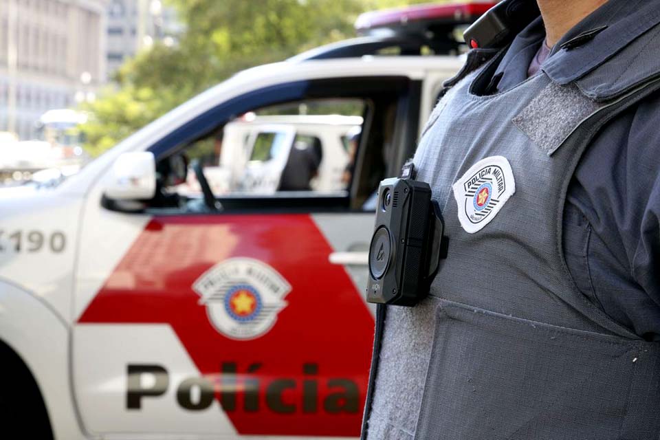 Mortes de adolescentes por PMs caem com uso de câmera corporal em SP