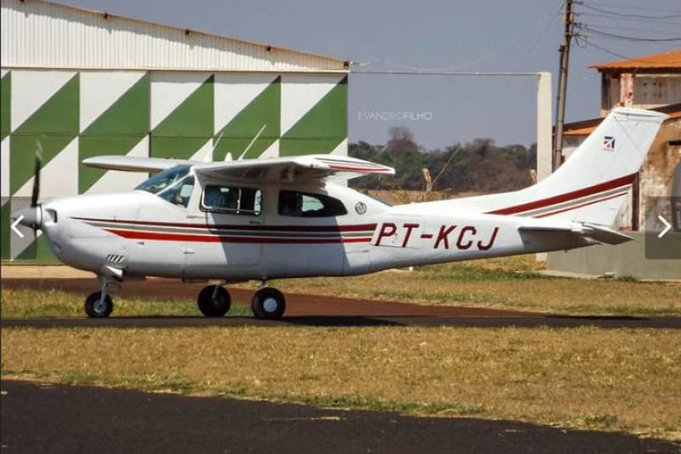 Quadrilha rende fazendeiro e empregados e foge levando avião 