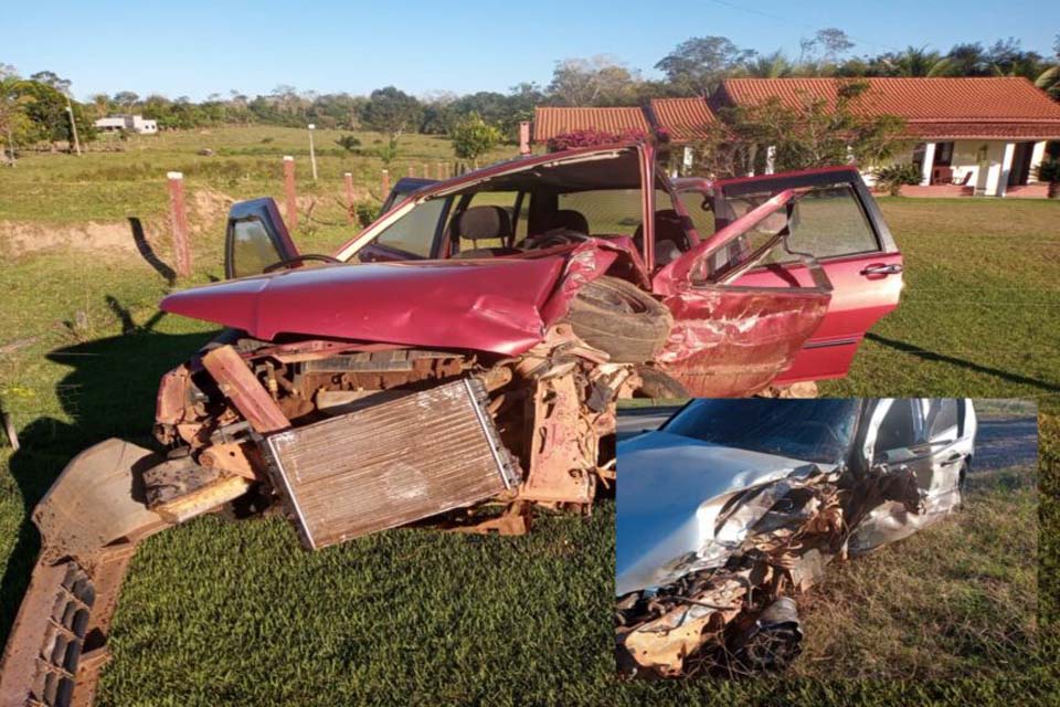 Colisão frontal entre carros deixa motorista em estado grave na RO 383