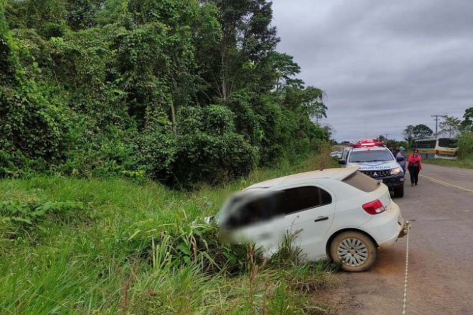 Motorista enfia a faca no peito e bate de frente com ônibus escolar 