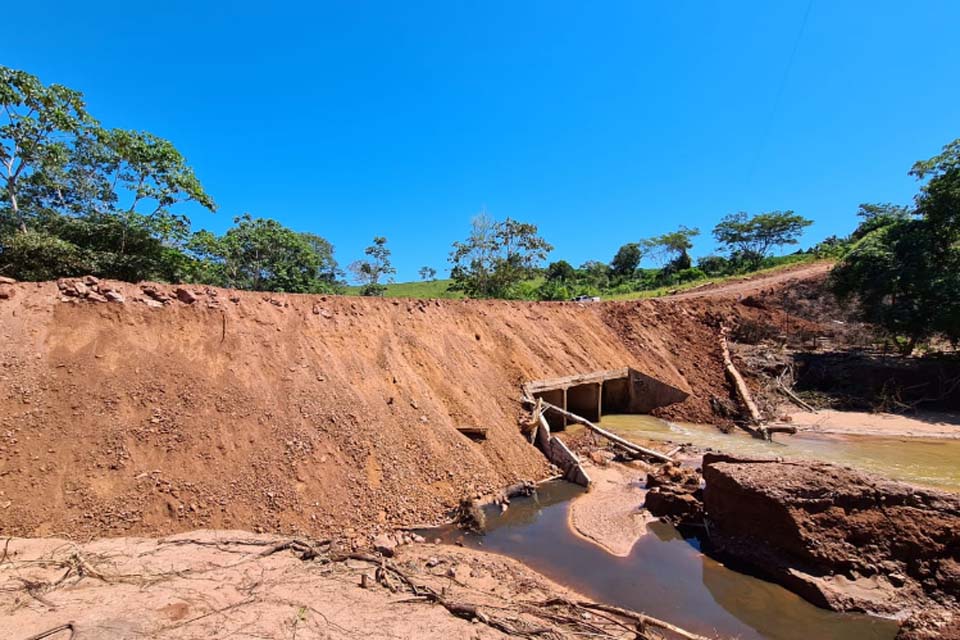 DER conclui aterro de galeria que rompeu após forte chuva na RO-490, em Alto Alegre dos Parecis