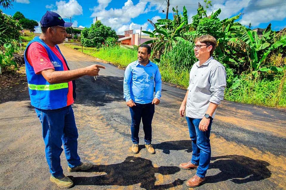 Prefeito acompanha e vistoria obras em andamento; entre os serviços executados está a manutenção de ruas e avenidas