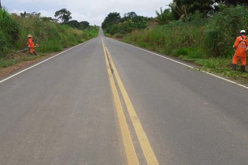 DER executa limpeza lateral em 36 quilômetros da rodovia 470, entre Ouro Preto do Oeste e Vale do Paraíso