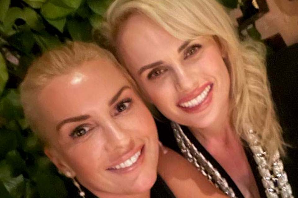 Rebel Wilson assume namoro com empresária e posta primeira foto na web