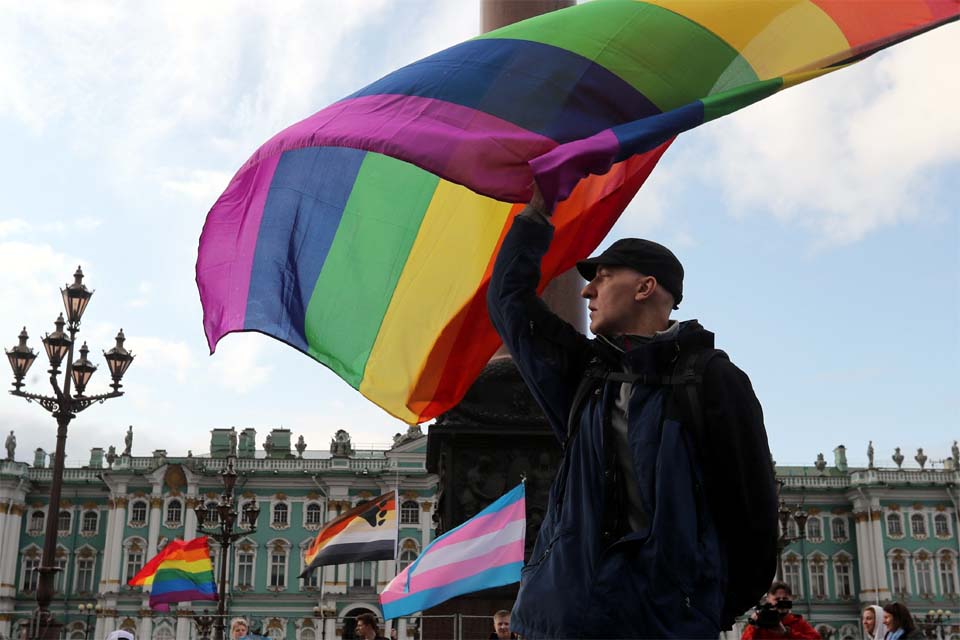 Rússia proíbe atividades LGBT e classifica movimento como “extremista”