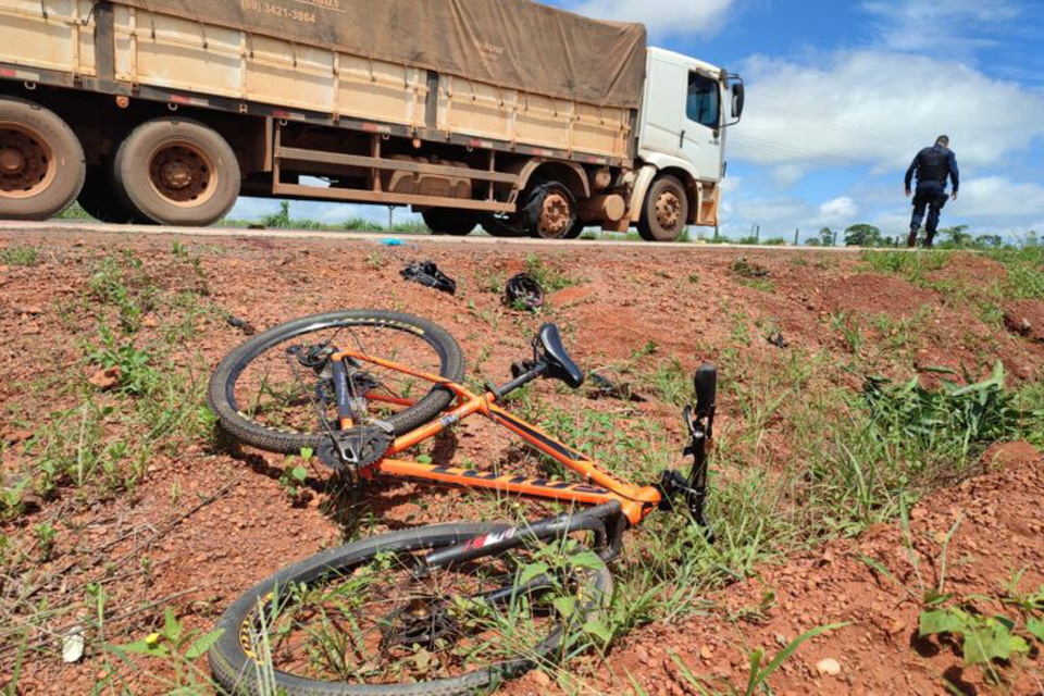 Ciclista é socorrido após colisão com caminhão na RO 479