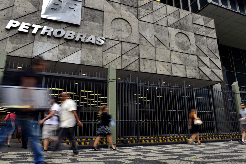 Gasolina sobe 4% nas refinarias, anuncia Petrobras