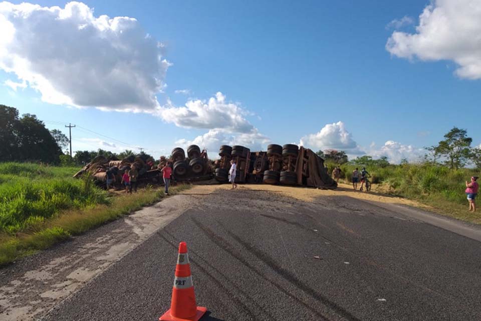 Acidente entre carreta e carro provoca interdição na BR-364 